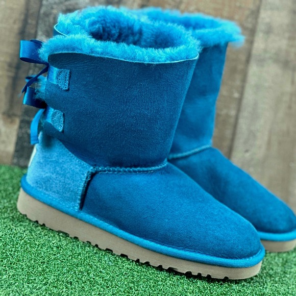 UGG Kid Girls Mini Bailey Bow II Boot Teal Lagoon Suede Sheepskin - Size 2 Kids - Picture 1 of 9